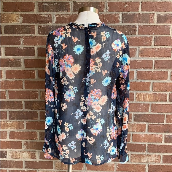 ⭐️Evereve En Creme Button Back Floral Top Large - Picture 2 of 8